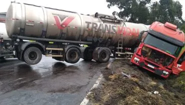 BR-476 em Curitiba tem pista interditada após acidente de caminhão