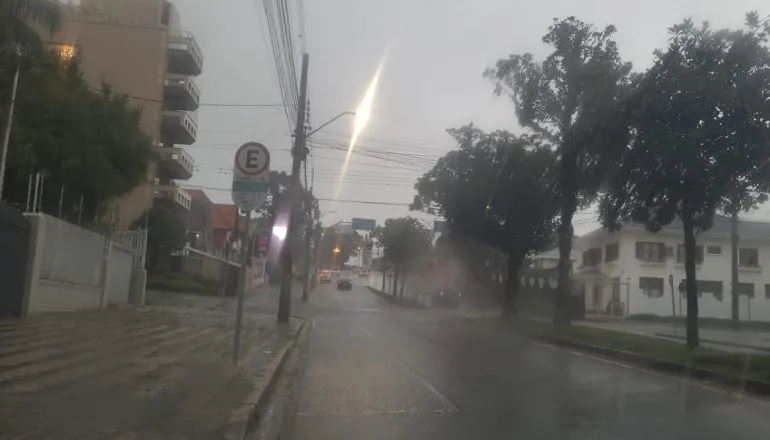 Curitiba tem alerta de perigo para tempestade: chuva e ventos de 100 km/h