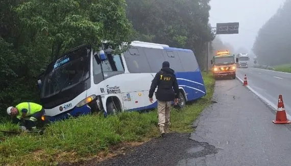 Ônibus sai da pista em acidente na BR-376 na Grande Curitiba