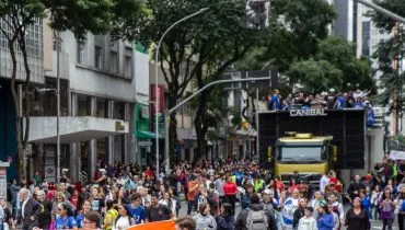 Marcha para Jesus em Curitiba reúne milhares de féis mesmo com chuva