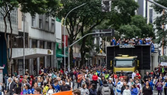 Marcha para Jesus em Curitiba reúne milhares de féis mesmo com chuva