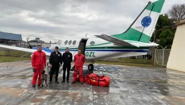 Enchentes no RS: cães e bombeiros do Paraná embarcam para ajudar nas buscas