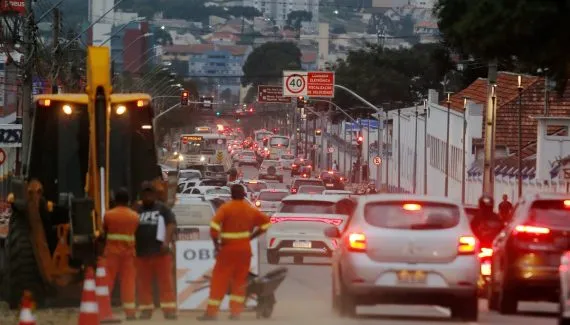 Avenida de Curitiba tem caos no trânsito: obras, congestionamento e reclamações