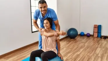 7 exercícios para quem sofre de desvios posturais