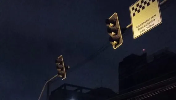 Ruas movimentadas de Curitiba têm cabos e central de semáforos furtados