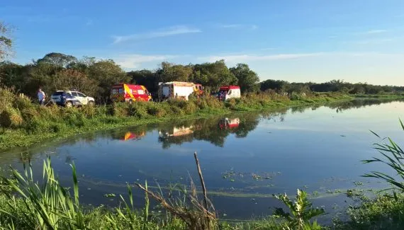 Carro cai em lago de Curitiba e resgate emociona: “não tem palavras pra descrever”