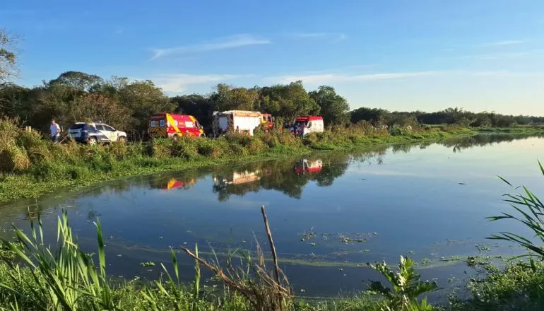 Carro cai em lago de Curitiba e resgate emociona: “não tem palavras pra descrever”