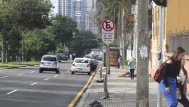 Avenida de Curitiba perde vagas para estacionar perto de colégio: 