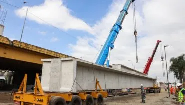 Vigas gigantes e pesadas são colocadas em obra no Viaduto do Tarumã
