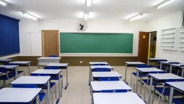 Professores do Paraná aprovam greve após projeto de terceirização de escolas