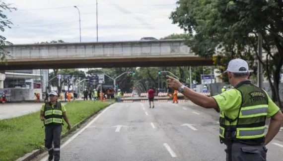 Avenida Victor Ferreira do Amaral é liberada; pista sentido Curitiba tem bloqueio parcial