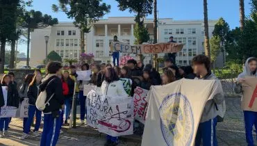 Alunos do Colégio Estadual do Paraná protestam em Curitiba contra projeto de gestão privada em escolas