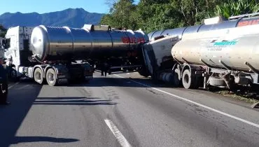BR-277 é bloqueada após acidente entre caminhões-tanque no sentido Litoral do PR