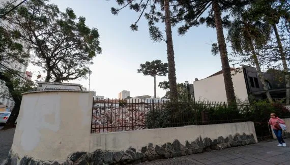 Casarão histórico de Bento Munhoz da Rocha em Curitiba é demolido horas após venda