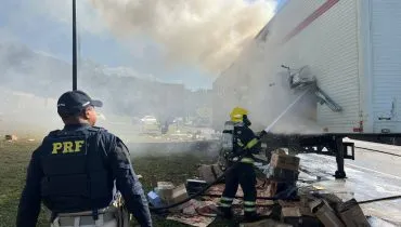 Caminhão pega fogo na BR-376 no Paraná e parte da carga milionária é saqueada