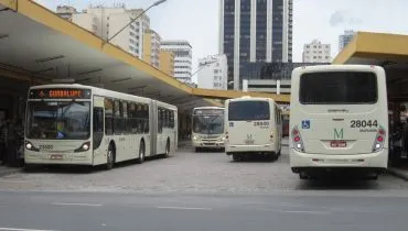 Na imagem, ônibus de linhas metropolitanas, no Terminal Guadalupe, em Curitiba.
