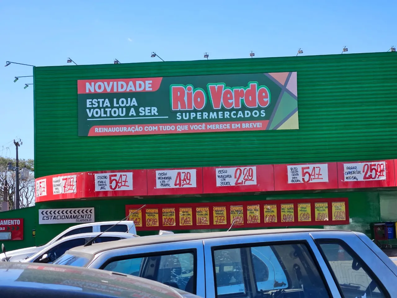 Foto mostra nova fachada do supermercados Rio Verde, antes chamado de Harger, com vários cartazes de promoções do dia