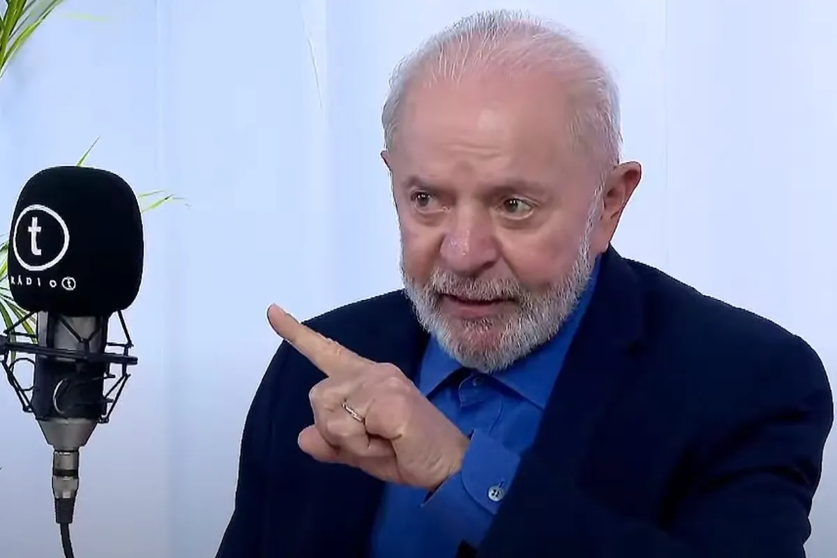 Presidente Lula fala ao microfone, em entrevista para uma emissora de rádio.