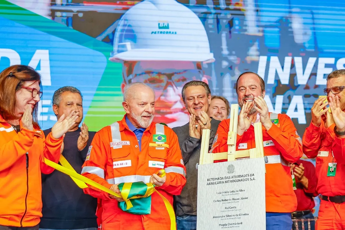 Lula e autoridades na cerimônia da reativação da fábrica em Araucária.