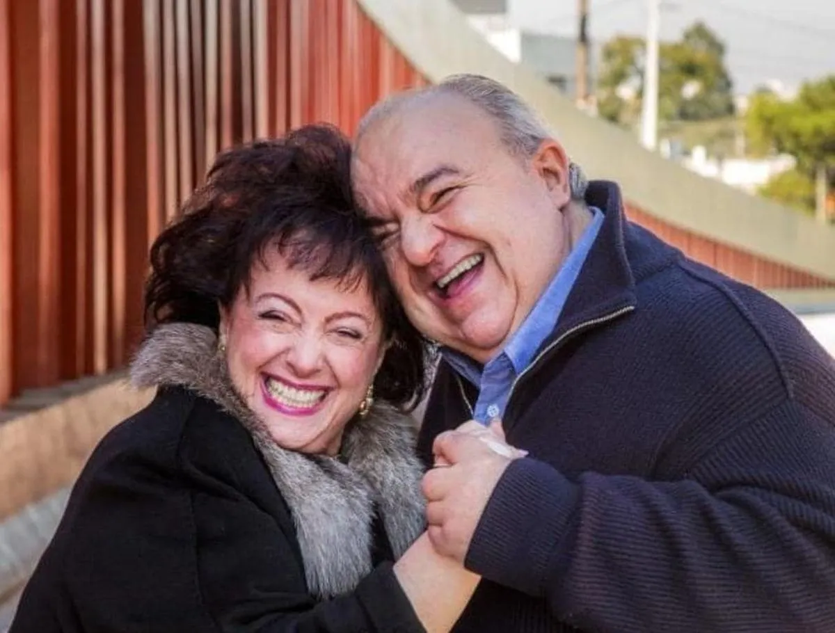 Foto mostra o prefeito de Curitiba abraçado com sua esposa