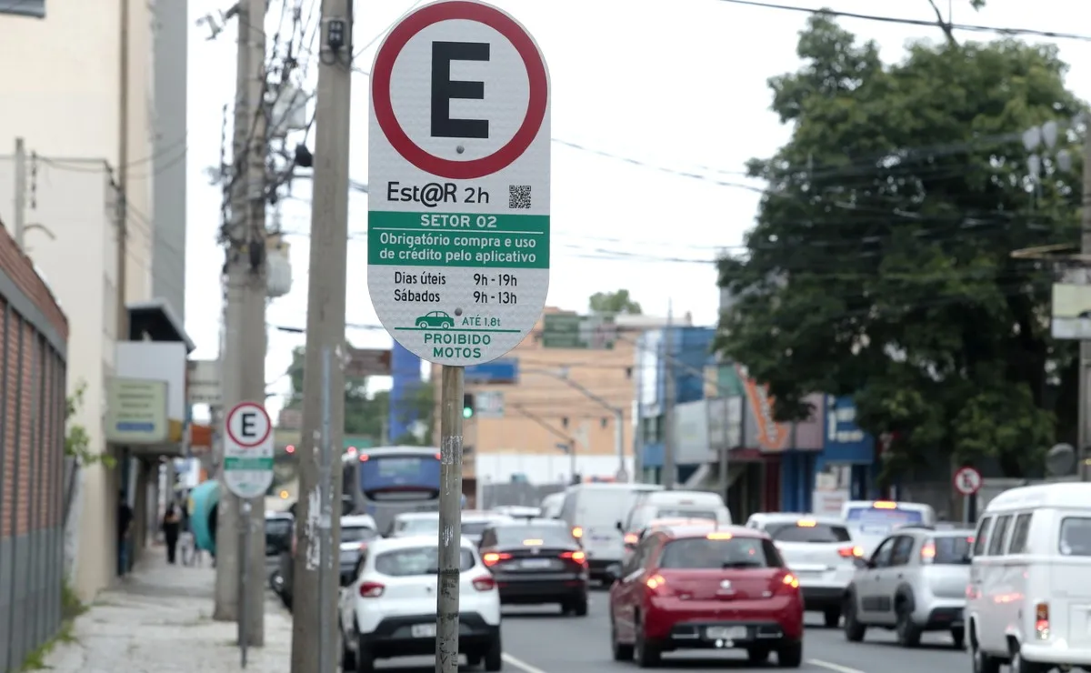 Placa em Curitiba, com informações sobre o estacionamento regulamentado em vias públicas.