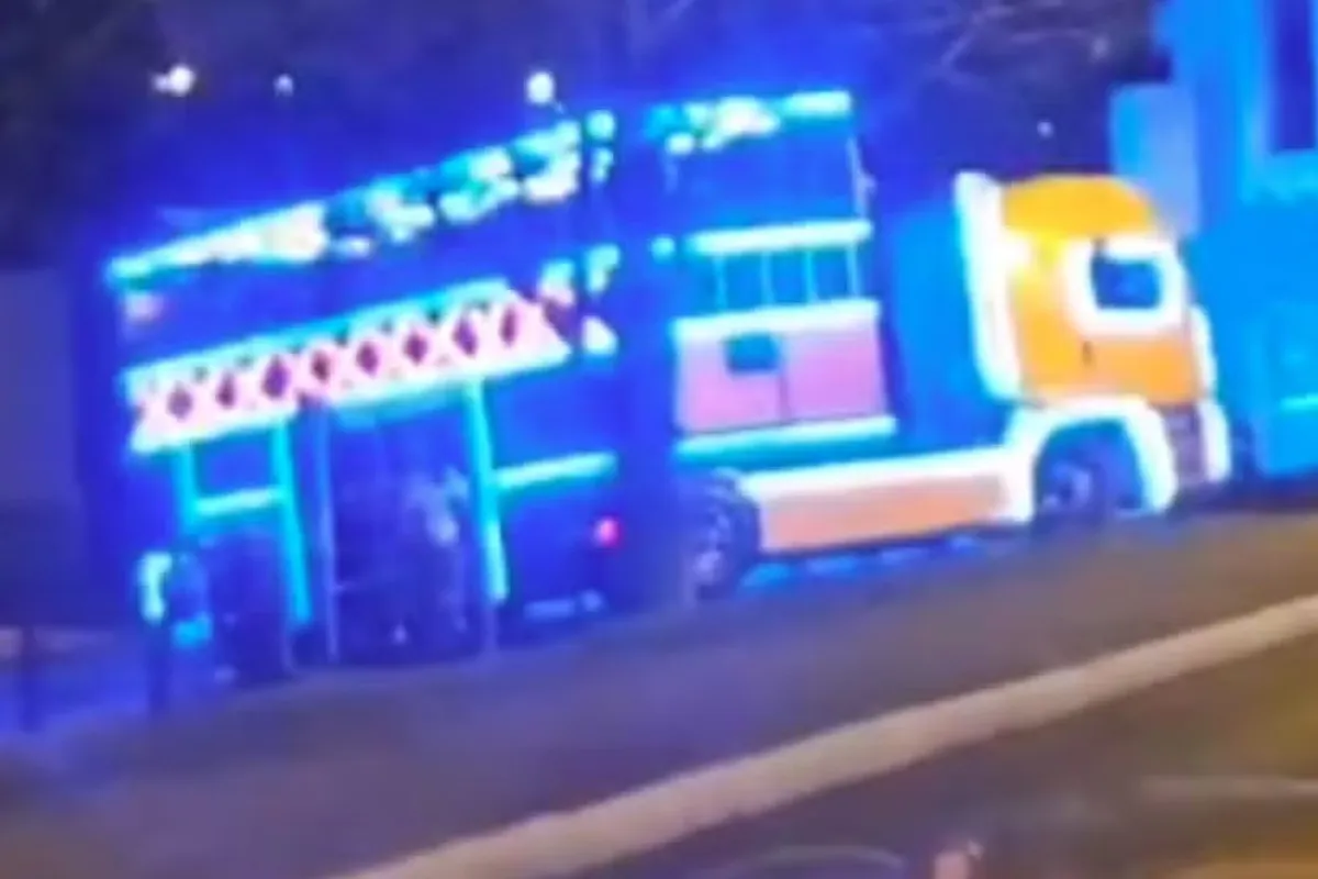 Caminhão com luzes, de 'carreta furacão'.