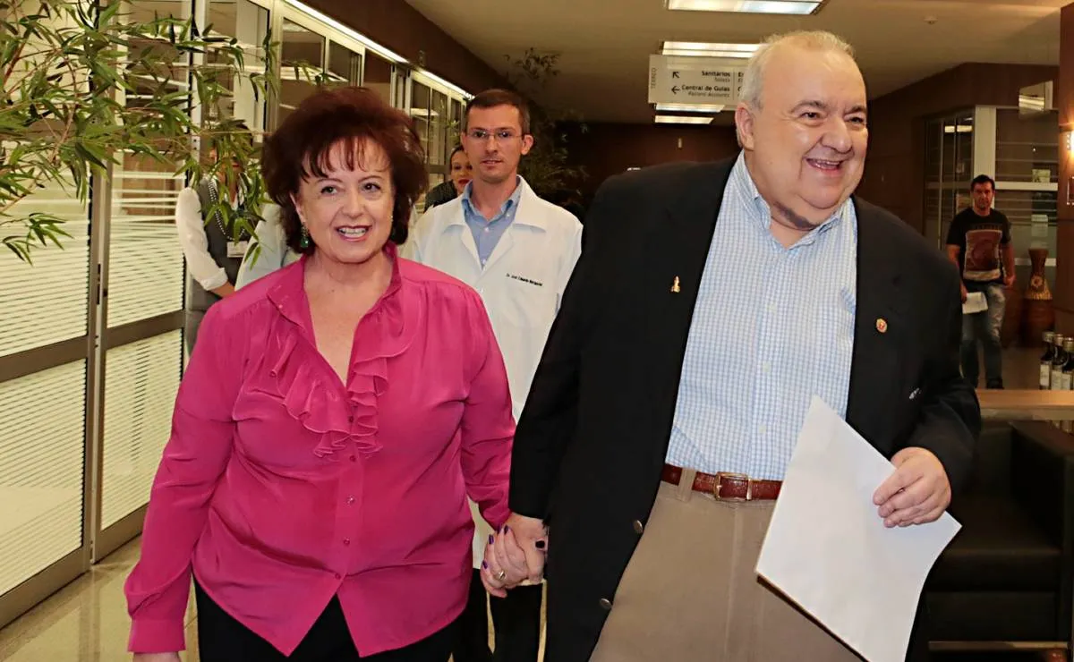 Imagem mostra Margarita Sansone e o prefeito de Curitiba, Rafael GReca.