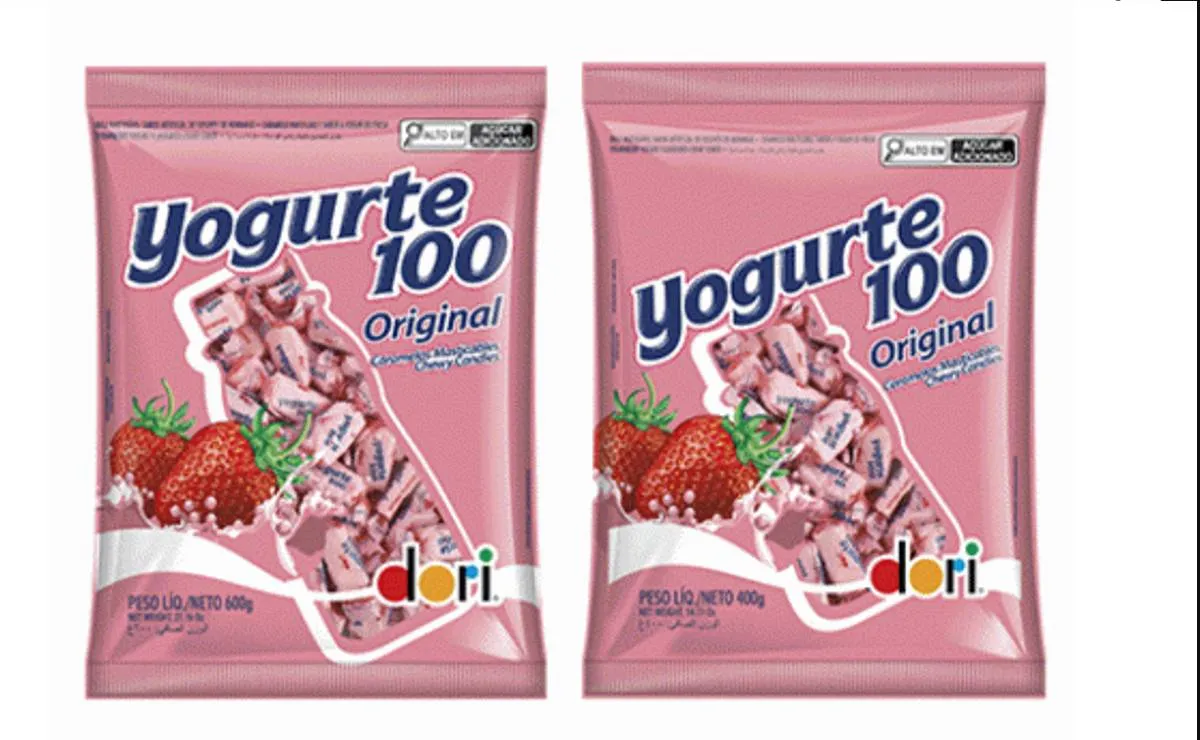 Imagem mostra dois pacotes de bala de iogurte, um de casa lado em um fundo branco.