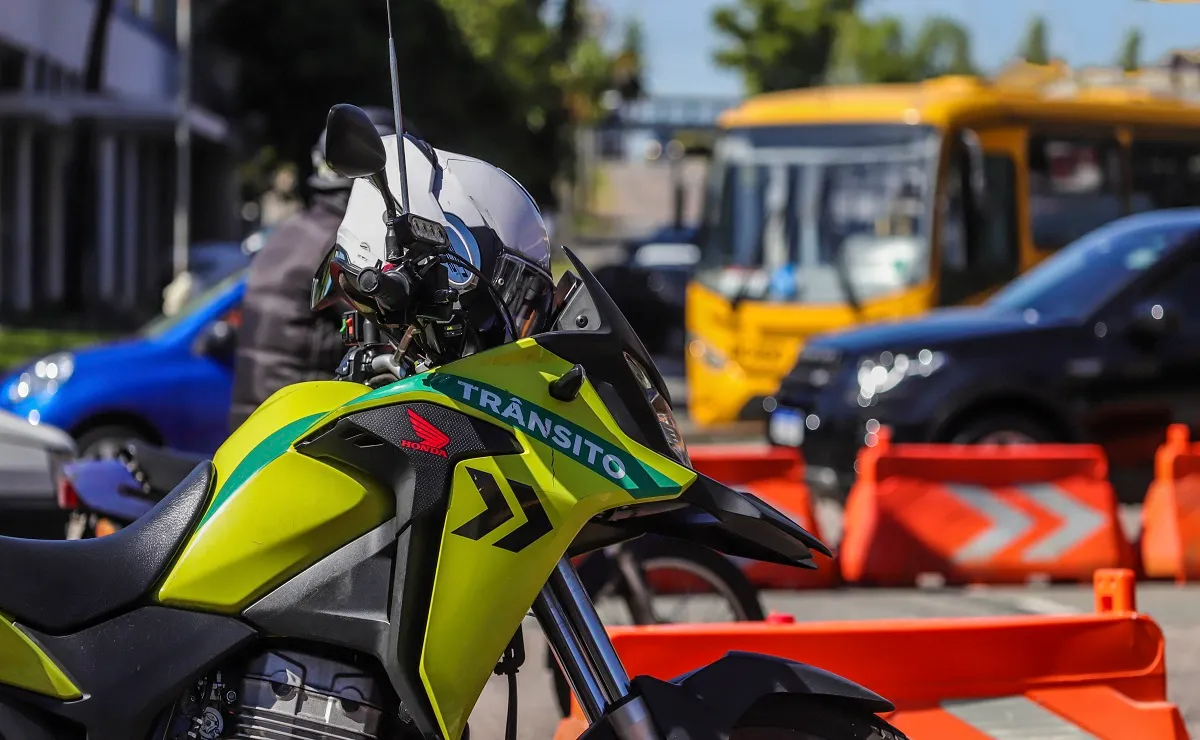 Moto da Setran bloqueia o trânsito em avenida de Curitiba.