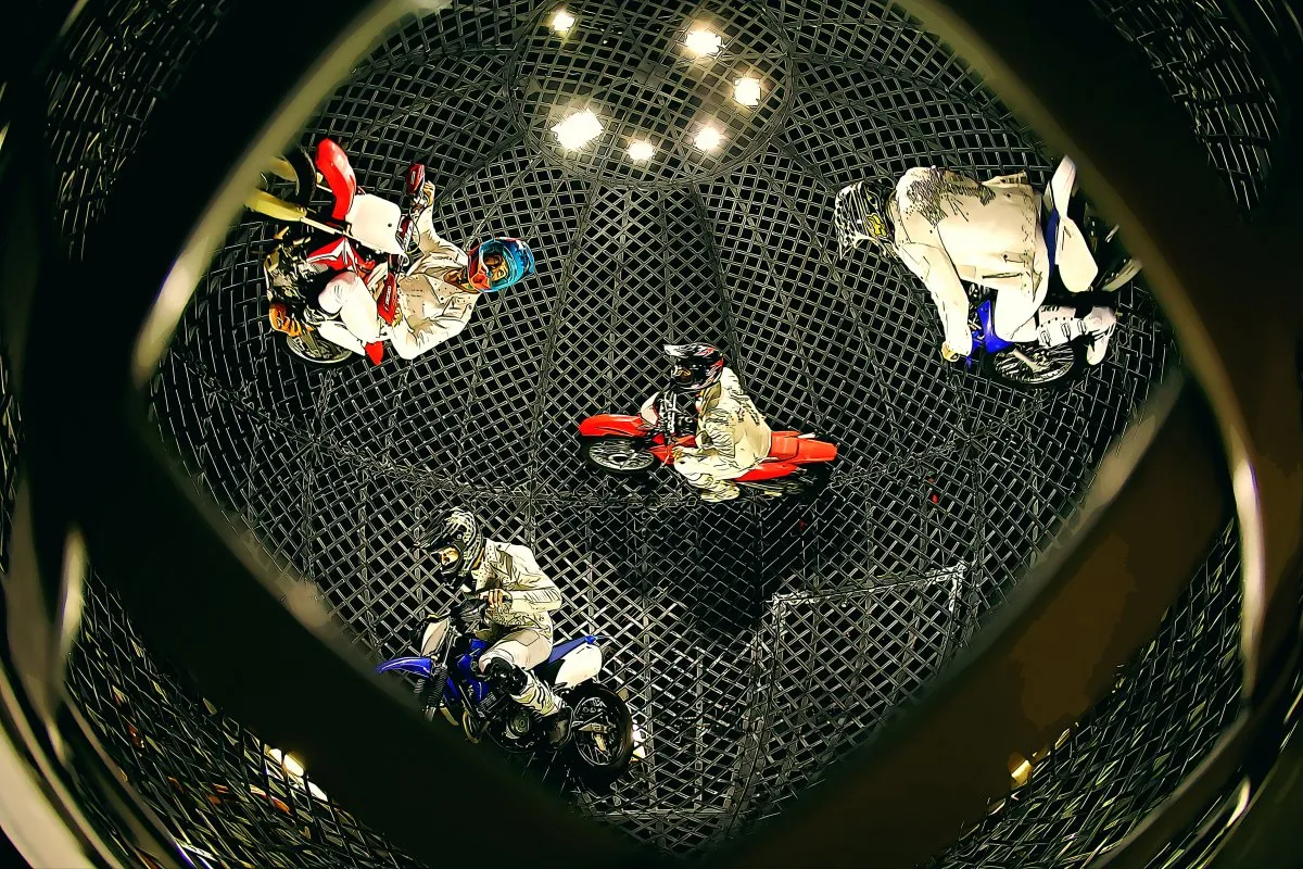 Imagem mostra o interior do Globo da Morte, uma espécie de gailoa gigante onde vários motoqueiros fazem manobras perigosas