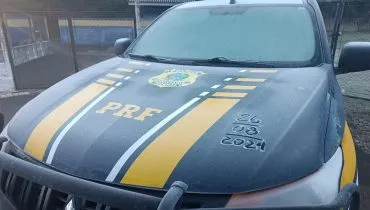 Viatura da PRF com fina camada de gelo.