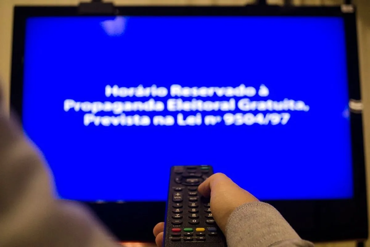 Na imagem, TV com tela azul e a mensagem do TSE sobre a propaganda eleitoral gratuita.