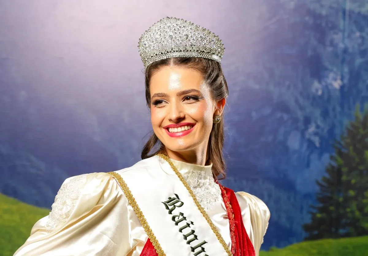 foto mostra a atual rainha da festa alemã usando uma coroa de brilhantes