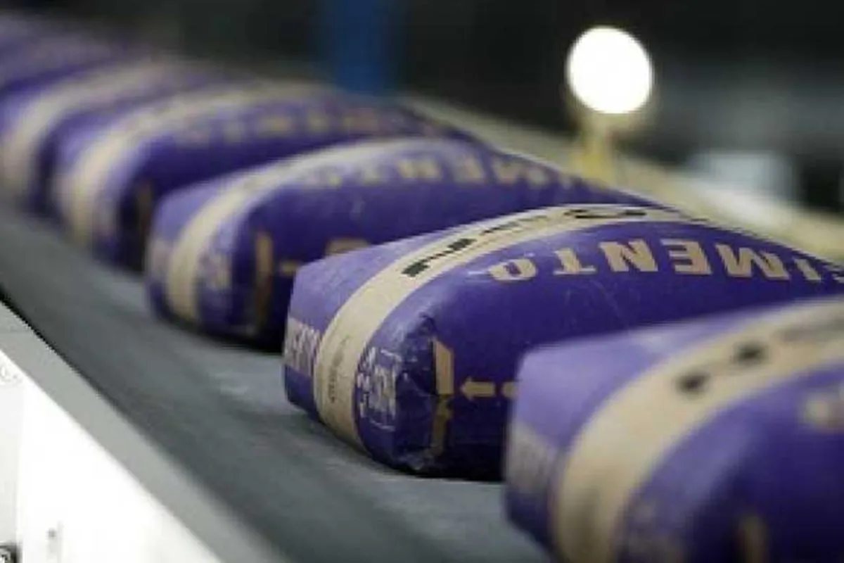 Na imagem, sacos de cimento na linha de produção da fábrica.