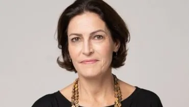 Na imagem, foto destaca o rosto da candidata Cristina Graeml, em frente a um fundo cinza.