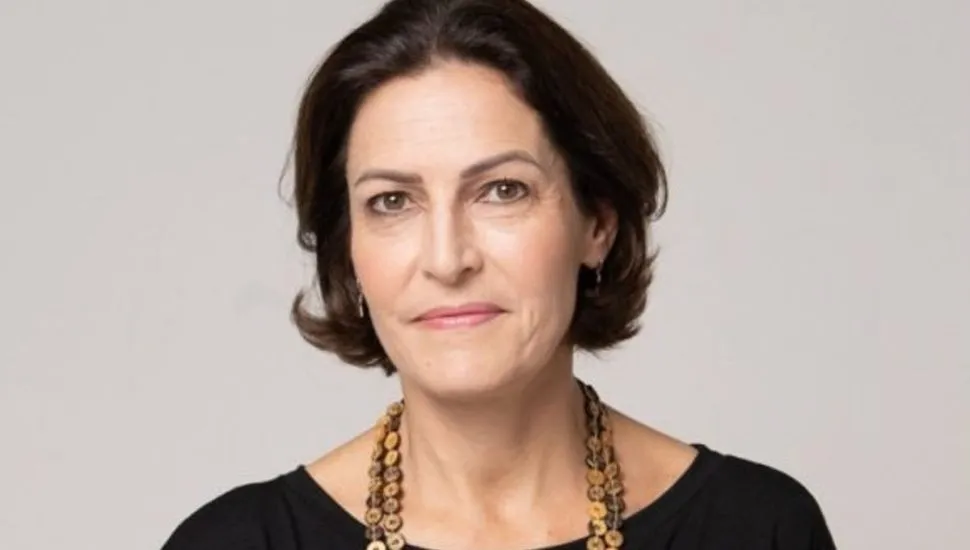 Na imagem, foto destaca o rosto da candidata Cristina Graeml, em frente a um fundo cinza.