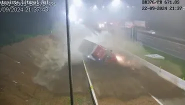 Caminhão tomba em área de escape da BR-376.