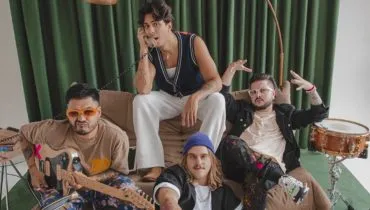 Grupo Restart reunido em volta de um sofá.