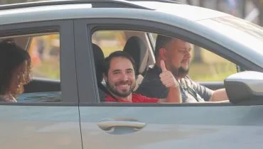 candidato felipe bombardelli dentro do carro do Role dos Candidatos
