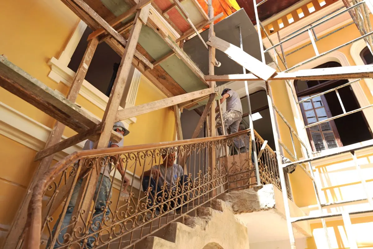 Na imagem, imóvel antigo em obras de restauração.