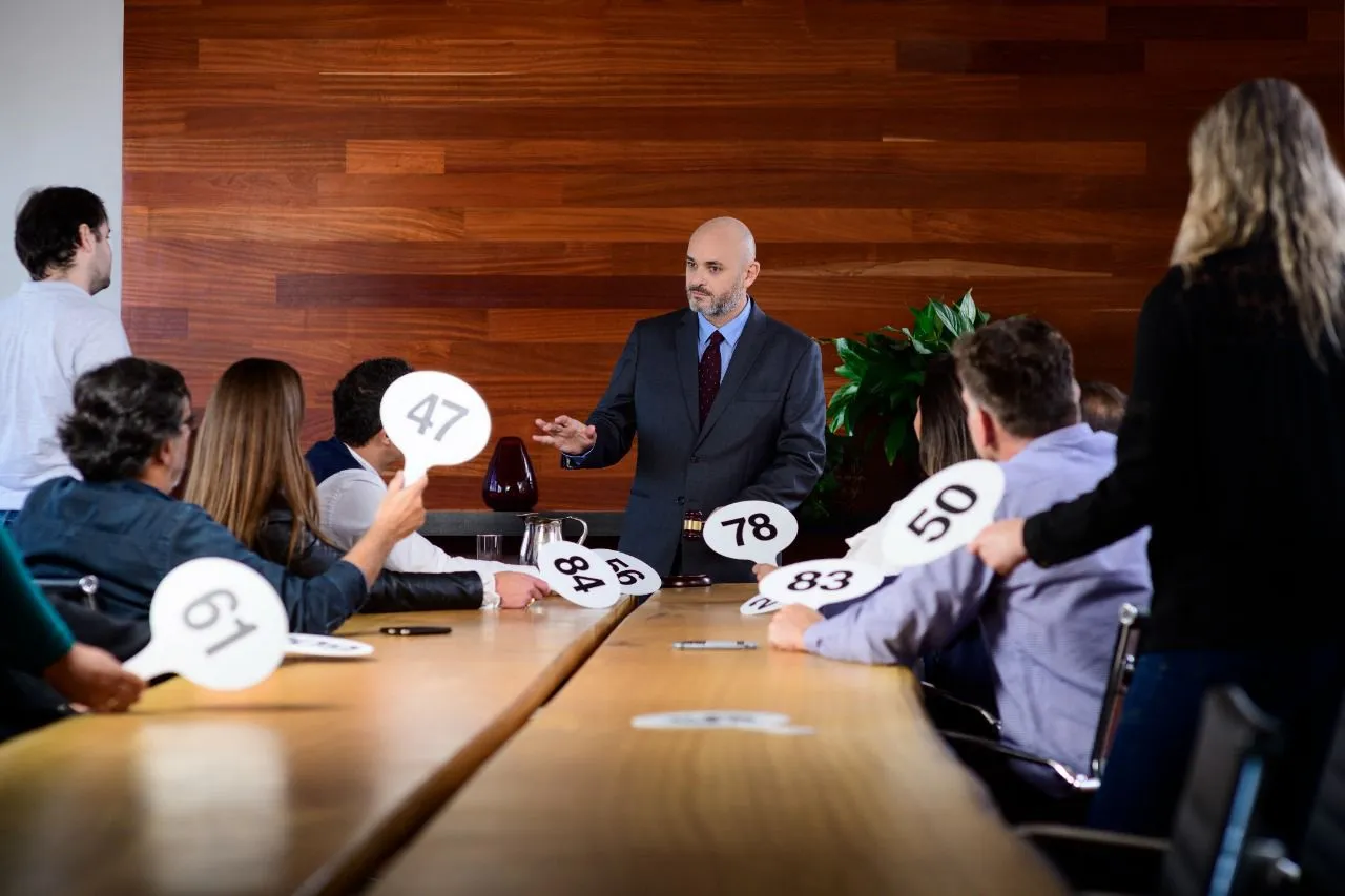 Os produtos, cuidadosamente descritos e ilustrados no site oficial, garantem que os participantes possam avaliar cada lote com antecedência.