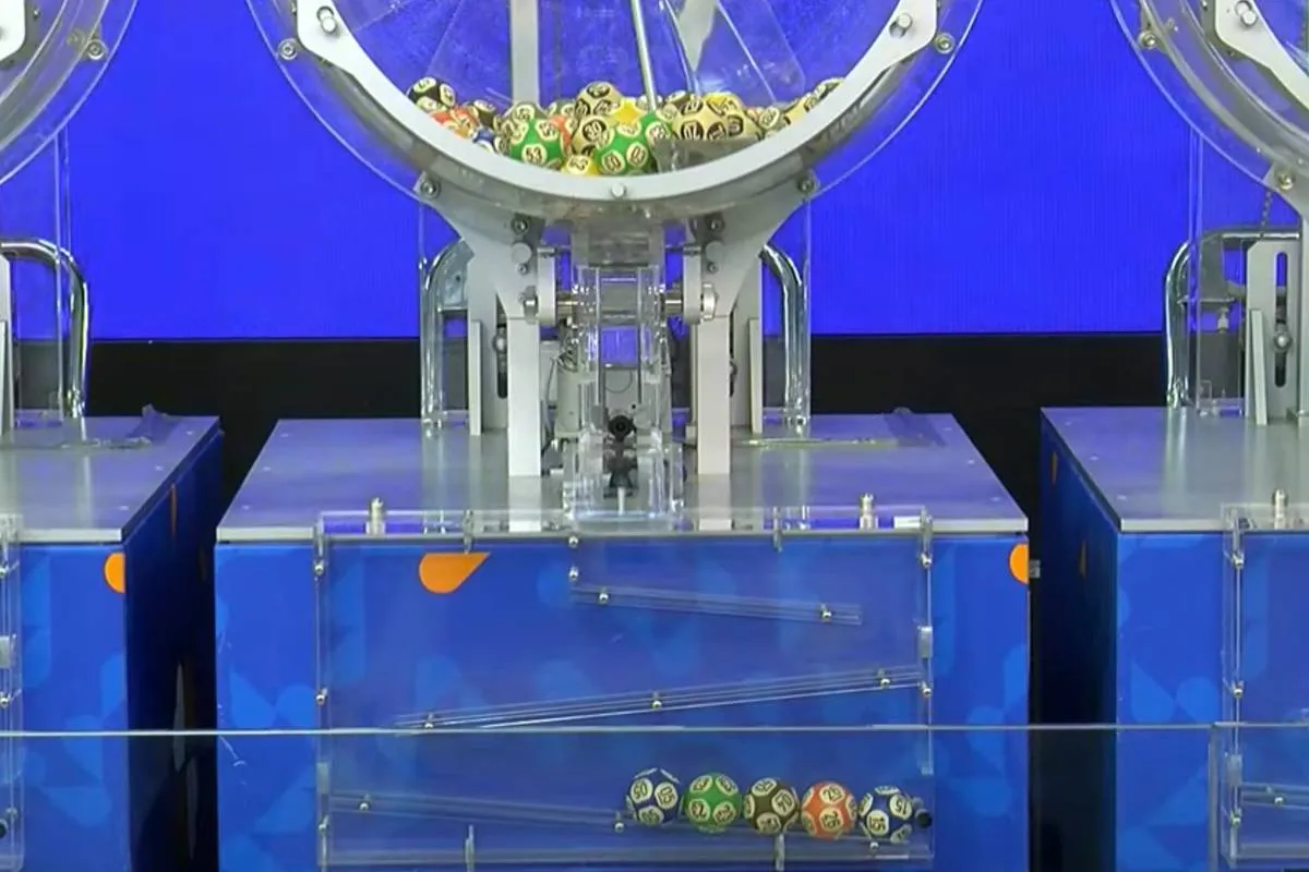 Imagem mostra um sorteio das loterias da Caixa, com foto nas bolinhas com os números.