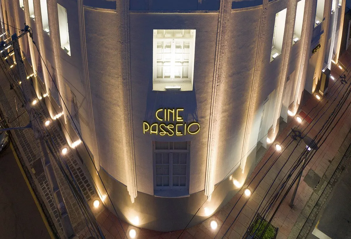 Imagem mostra fachada do Cine Passeio