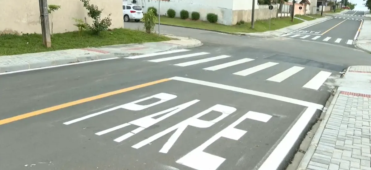 pintura de faixa de pedestre e de pare em rua