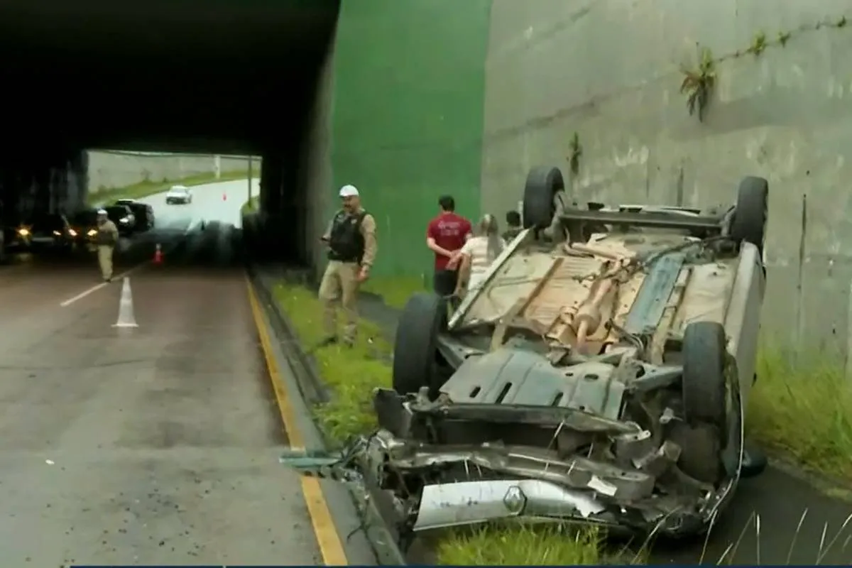 Imagem mostra um carro capotado em Curitiba.