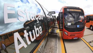 Ônibus de Curitiba parando na Estação Atuba, na Linha Verde