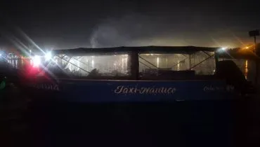 Imagem noturna mostra um barco.