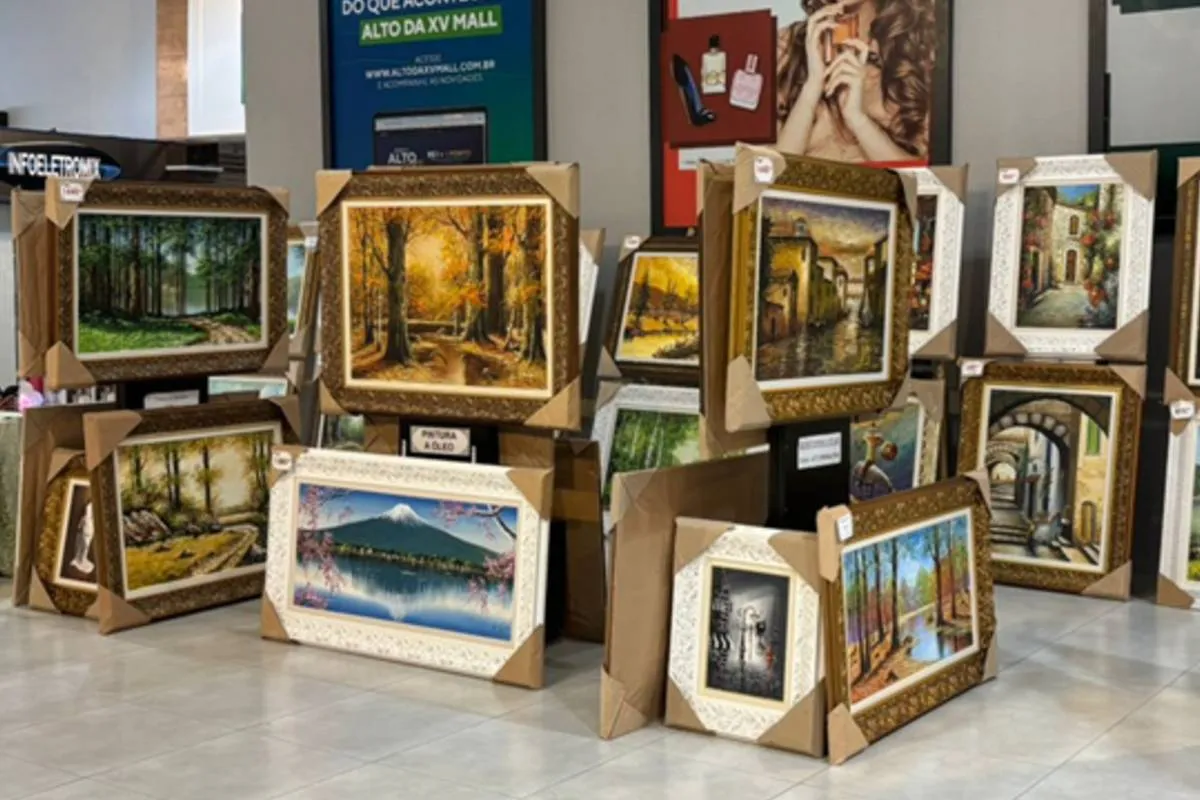 Imagem mostra uma exposição em um shopping de Curitiba.