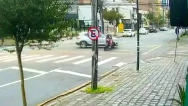 Imagem de câmera de segurança mostra o momento do acidente entre um Volvo e uma moto