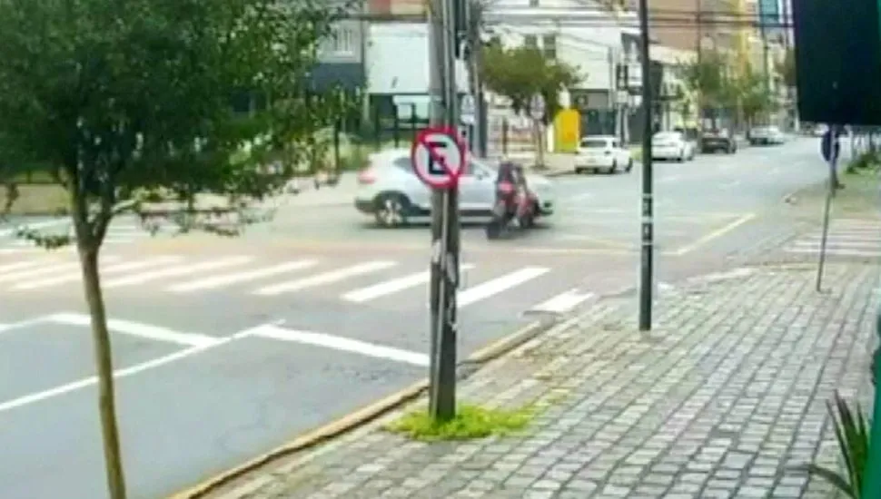 Imagem de câmera de segurança mostra o momento do acidente entre um Volvo e uma moto